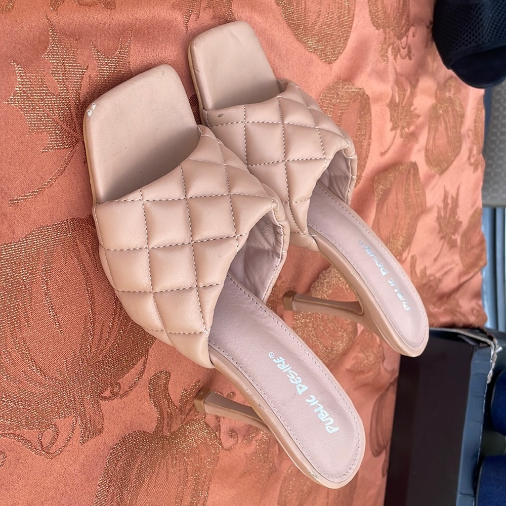 Beige quilted mules